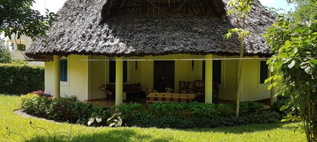 Villa LeoMar: Exclusive vacation home with pool & garden, 350 m from the beach in Diani Beach