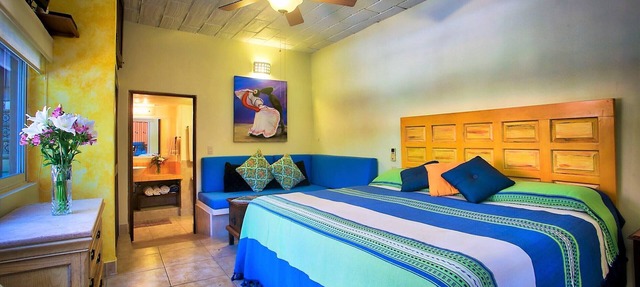 ZONA DORADA ~ TRES PALMAS 1/Bed1/BATH BlOCK to BEACH in Bucerias