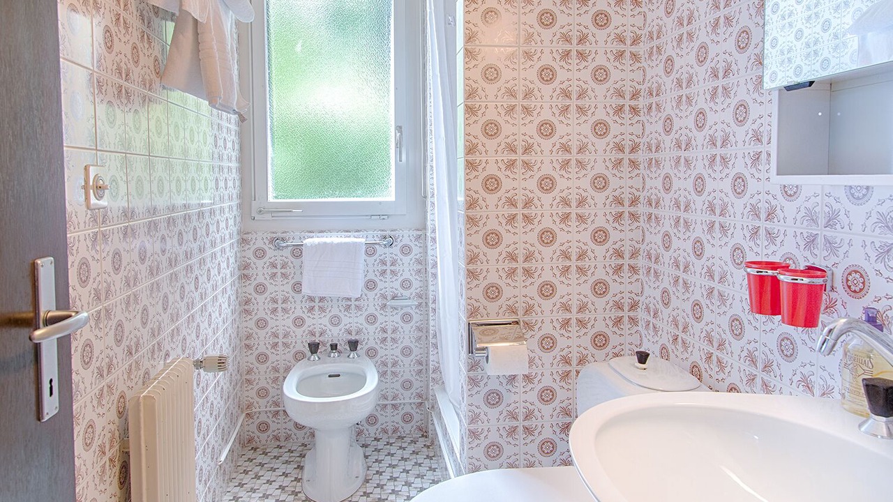 Photo of Bathroom in Lens