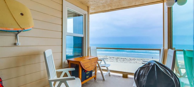 Awesome ocean front condo in the heart of Mission Beach! in San Diego