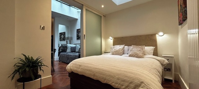 Stylish Hyde Park 3 bedroom with patio, moments from Kensington Palace in London