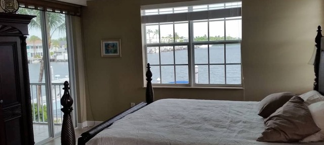Luxury 3 bedroom condo overlooking harbor with ocean view, boat slip, amenities in Islamorada